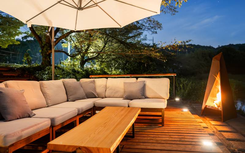 清流沿いのソファ席でBBQ